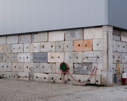 Blocos de cimento reutilizados para construção